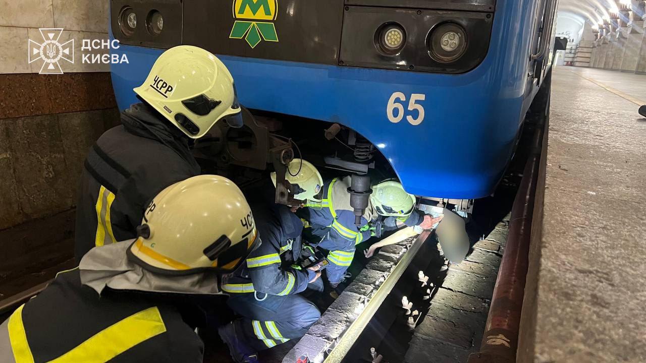 З’явились подробиці і фото падіння пасажирки на колії метро від рятувальників