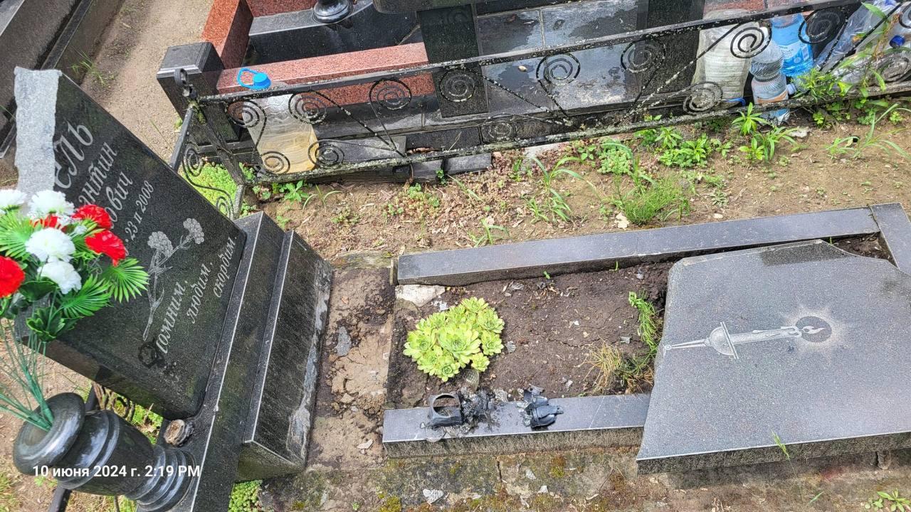 Вандали зруйнували більше десятка пам’ятників на цвинтарі у Броварах