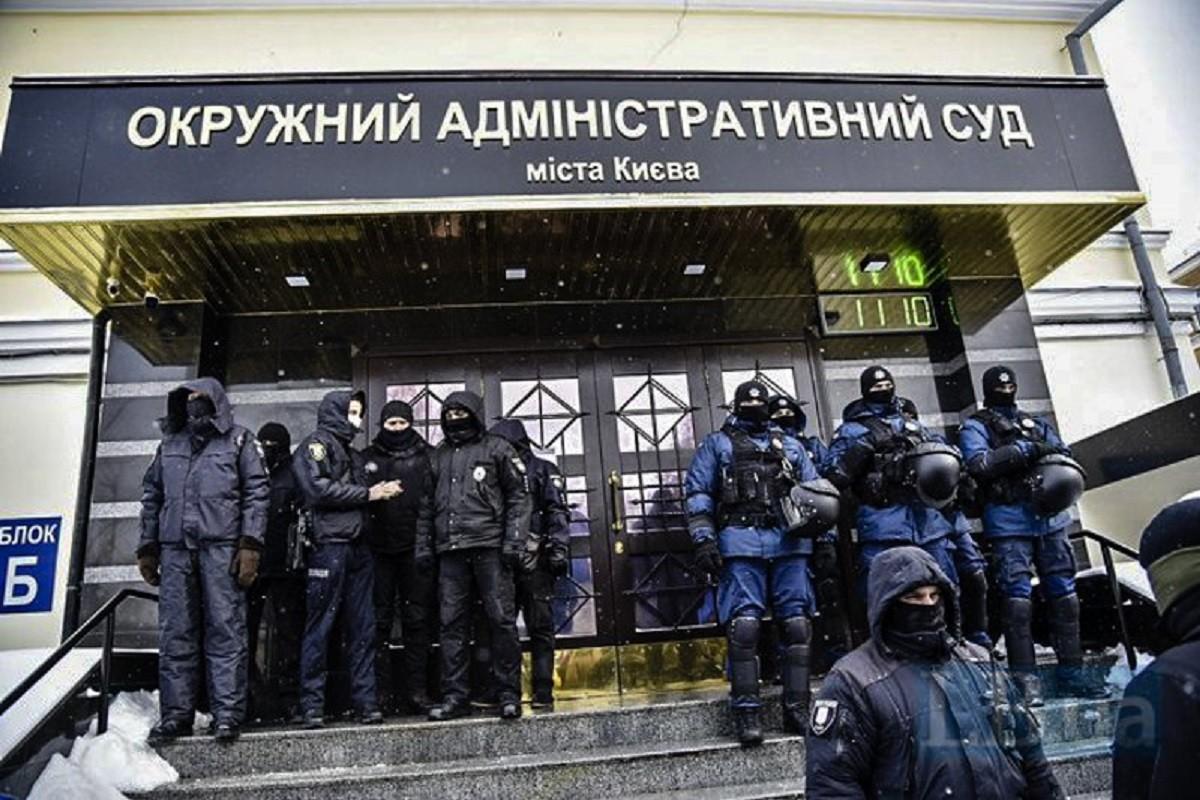 Роздають меблі та системні блоки – майно ліквідованого Окружного адмінсуду везуть в різні куточки Києва та в інші регіони