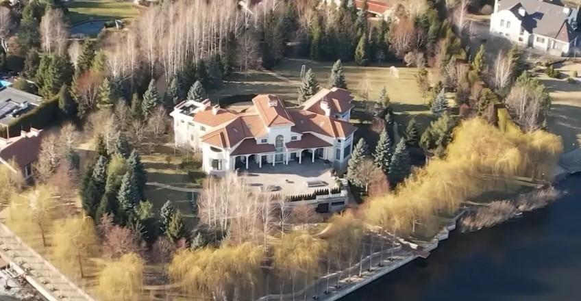 Четверо неповнолітніх дітей Портнова отримали у подарунок будинок та землю у Козині