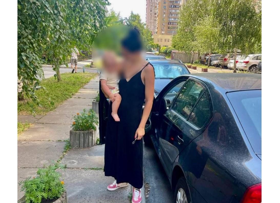 Пекельна пастка: у Києві звільнили малюка із зачиненої автівки