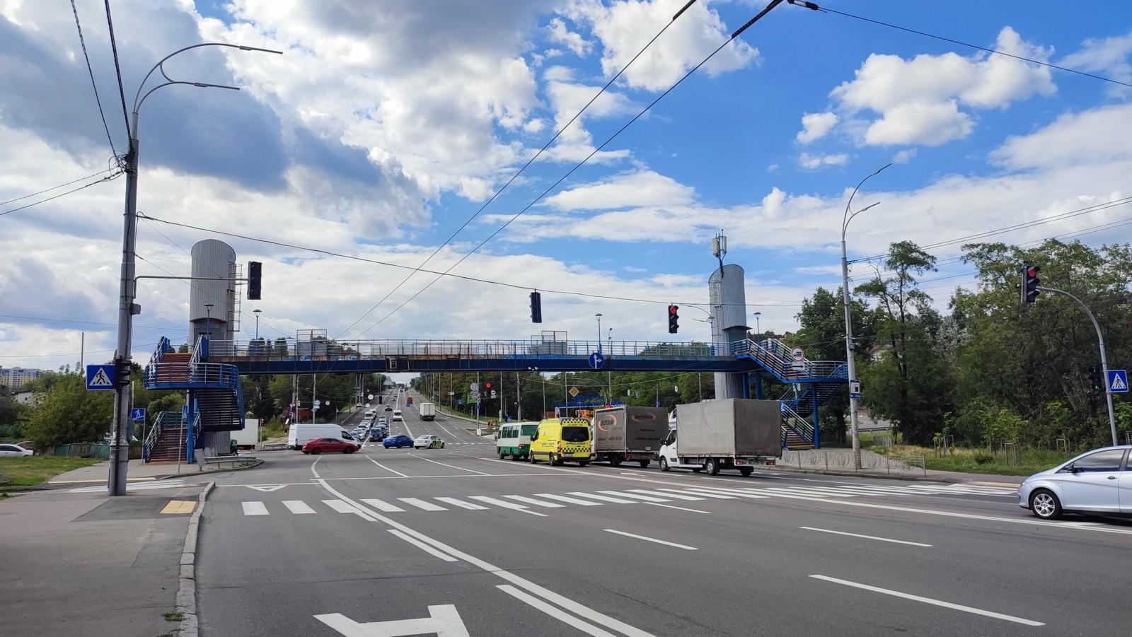 На розі Лобановського та Брожка облаштували інклюзивний наземний перехід