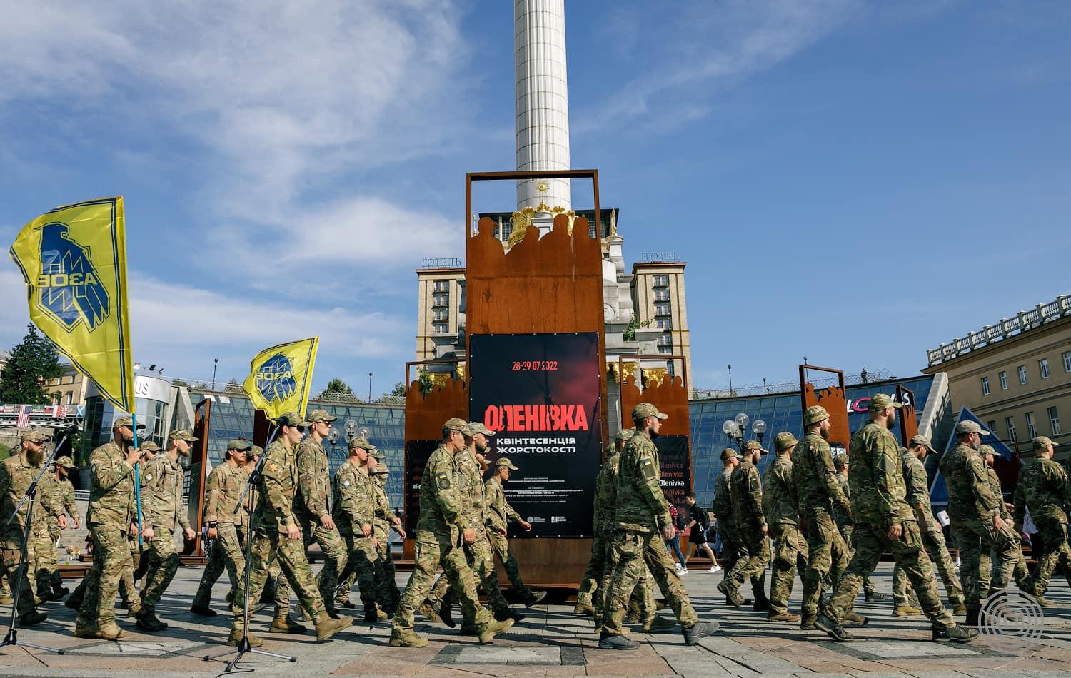 На Майдані Незалежності відкрили вуличну виставку до роковин теракту в Оленівці