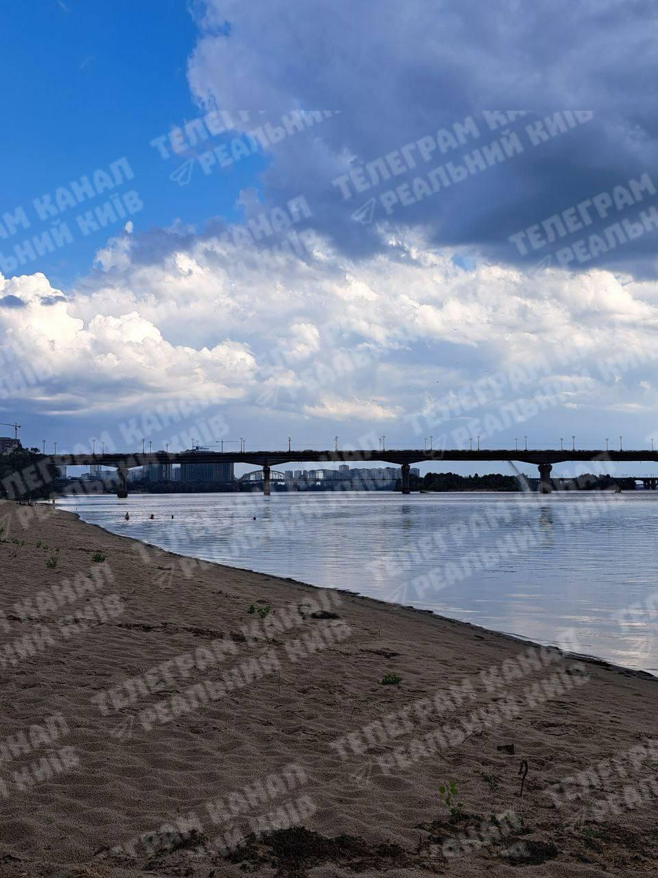 На столичних мостах помітили “водоспади” – що відомо (оновлено)