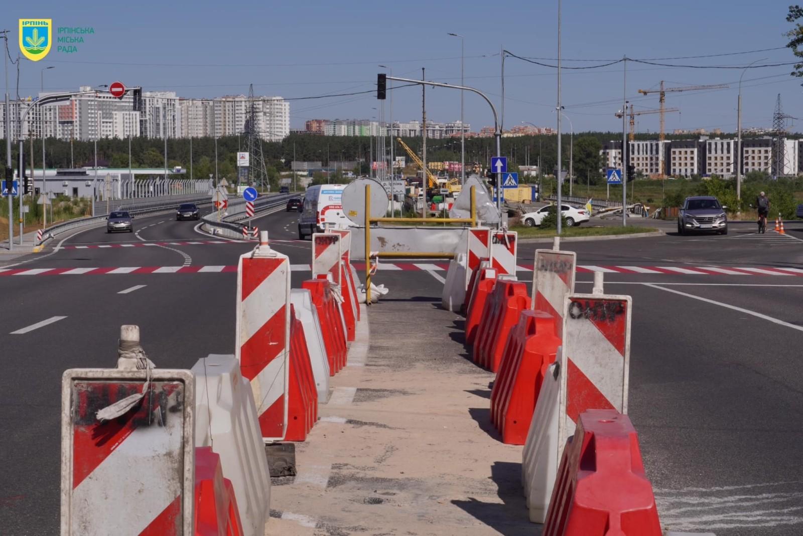 На нещодавно відбудованому Романівському мосту утворилась тріщина в асфальті