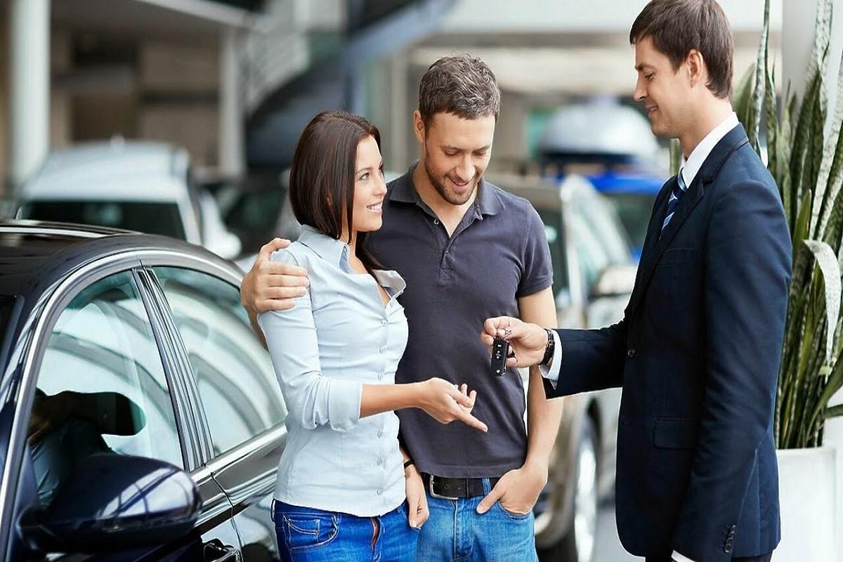 У автосалонах ажіотаж на машини – чому розбирають мох і болото