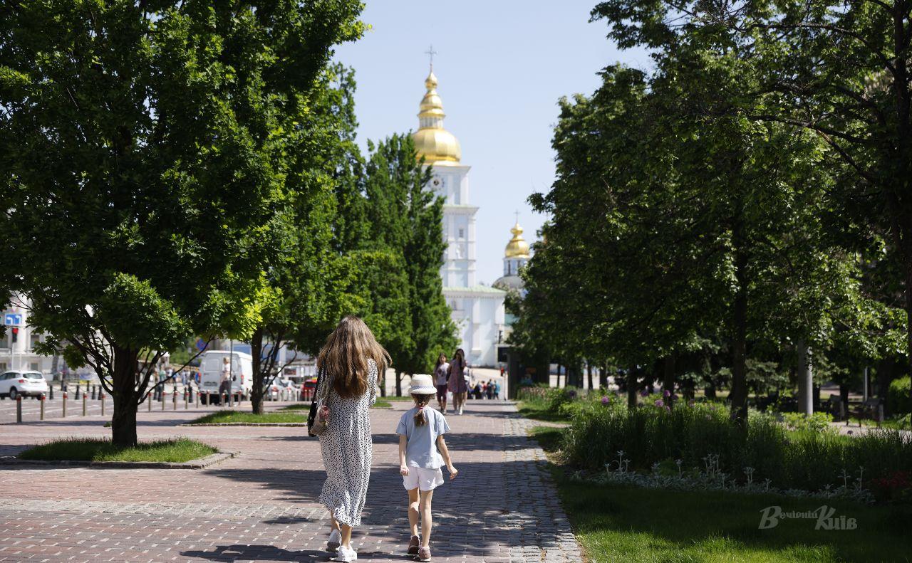 Події вихідних: у сильну спеку горять ліси і транспорт, спроба диверсії на залізниці, на купол Софії Київської повернули хрест