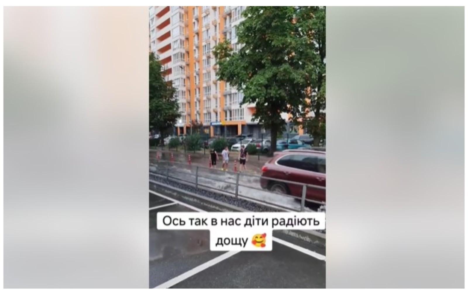 У столиці на дорозі діти влаштували “аквапарк”, закликаючи водіїв вище “хлюпати”(відео)