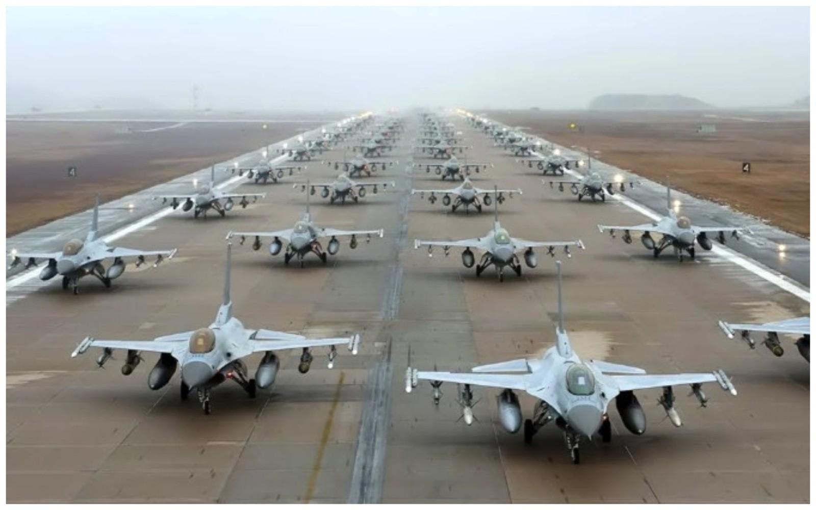 В Україну прибула перша партія винищувачів F-16
