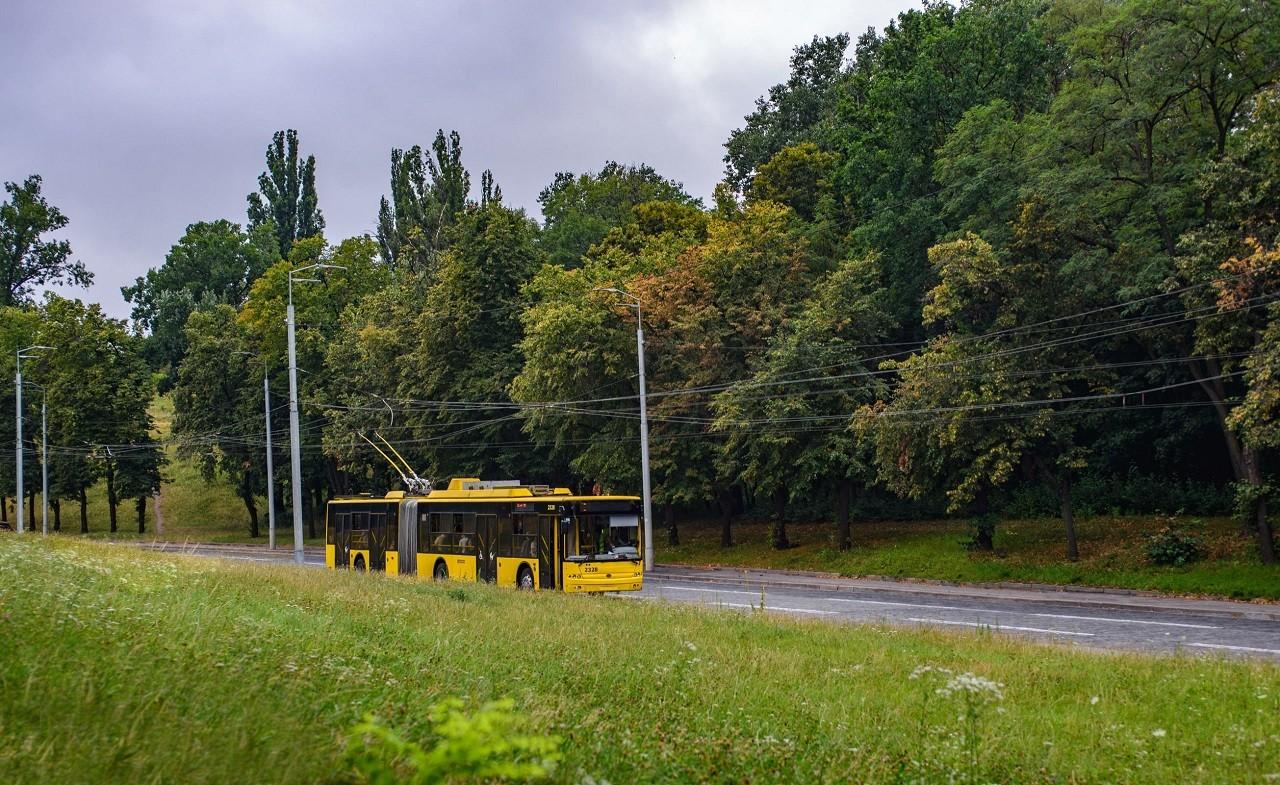 Немає напруги: на правому березі затримується низка тролейбусів і трамваїв