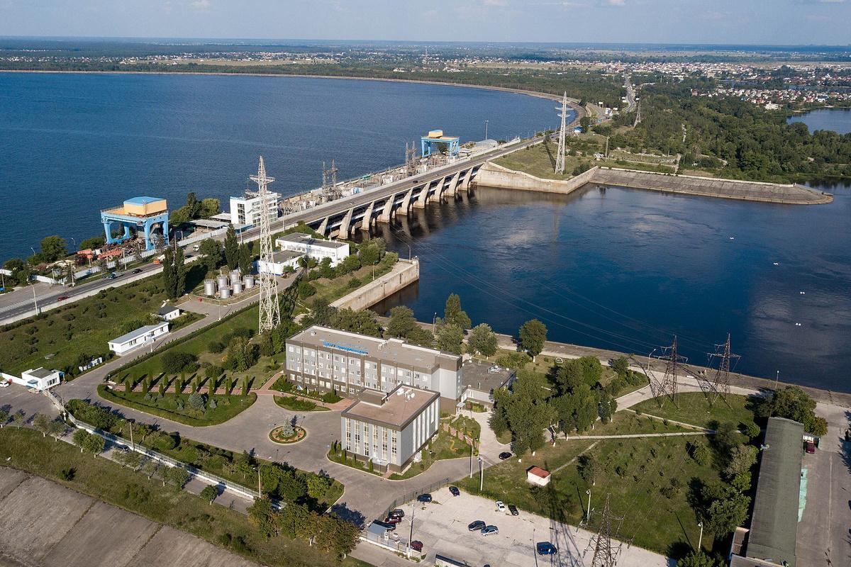 На Київській ГЕС ще розбирають завали – що відомо про стан дамби і самої станції