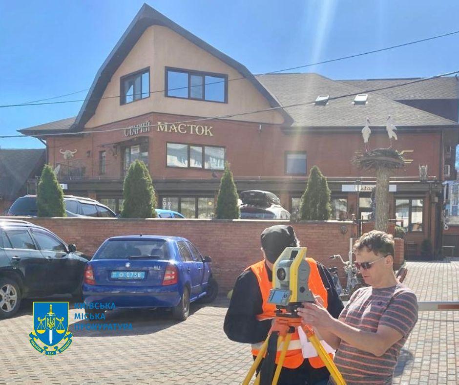 У Києві незаконно збудували ресторанний комплекс на комунальній землі біля озера Тельбін