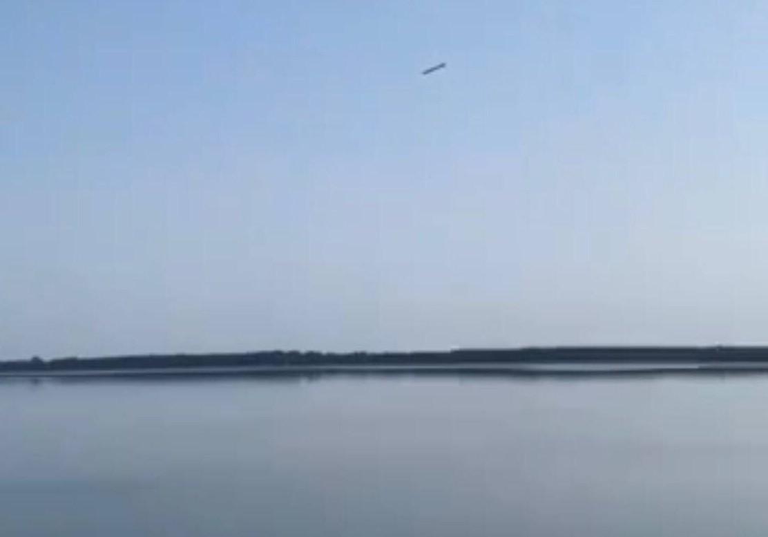 З’явилось відео падіння російської ракети у Київське море