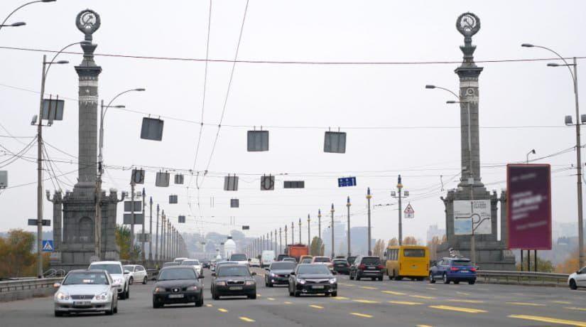 Вантажівки їздять мостом Патона попри заборону: міська влада звернулась у поліцію