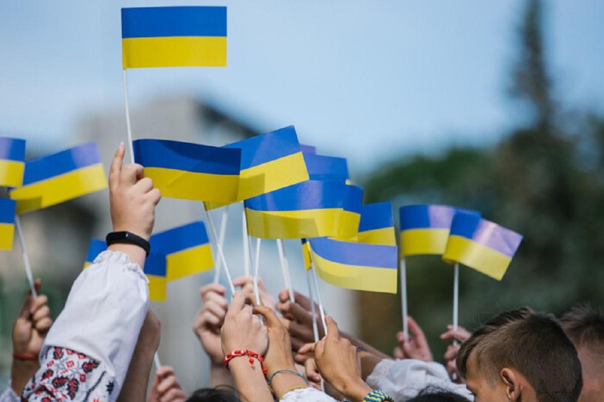 Прапор довжиною понад 200 метрів пронесли на Троєщині – замахнулися на рекорд