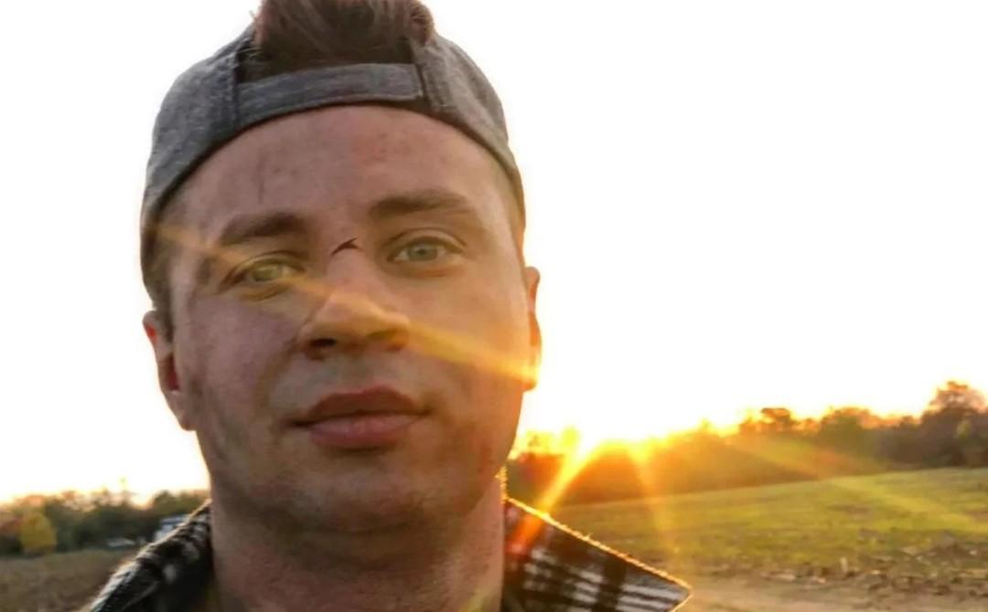 Ми весь час сиділи в підвалі, бо вибухи не вщухали, — актор, який початок війни зустрів у Гостомелі