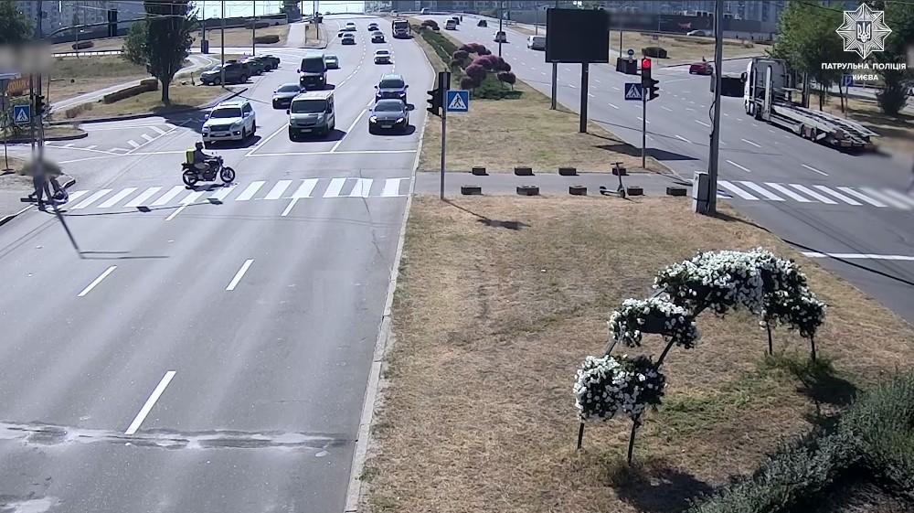 А що, так можна було? Мотоцикліст додумався під виглядом “пішохода” дістатися на інший бік дороги