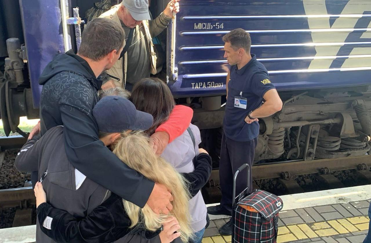 Київщина приймає людей з евакуаційного потягу: як підтримують тих, кого війна вигнала з дому