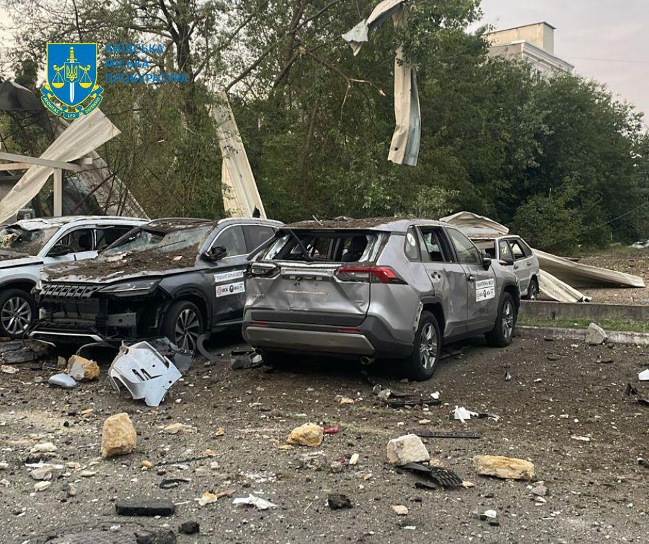 Пошкодження і руйнування після ракетної атаки фіксують у шести районах Києва