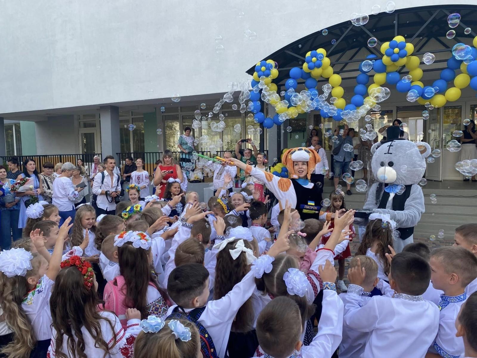 Дню знань не завадили навіть розбиті вибуховою хвилею вікна: столичні школярі повернулися за парти