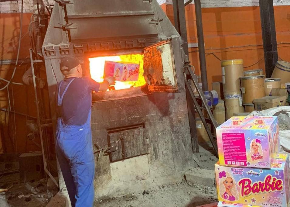 Barbie у вогні: київські митники спалили тисячі контрафактних іграшок