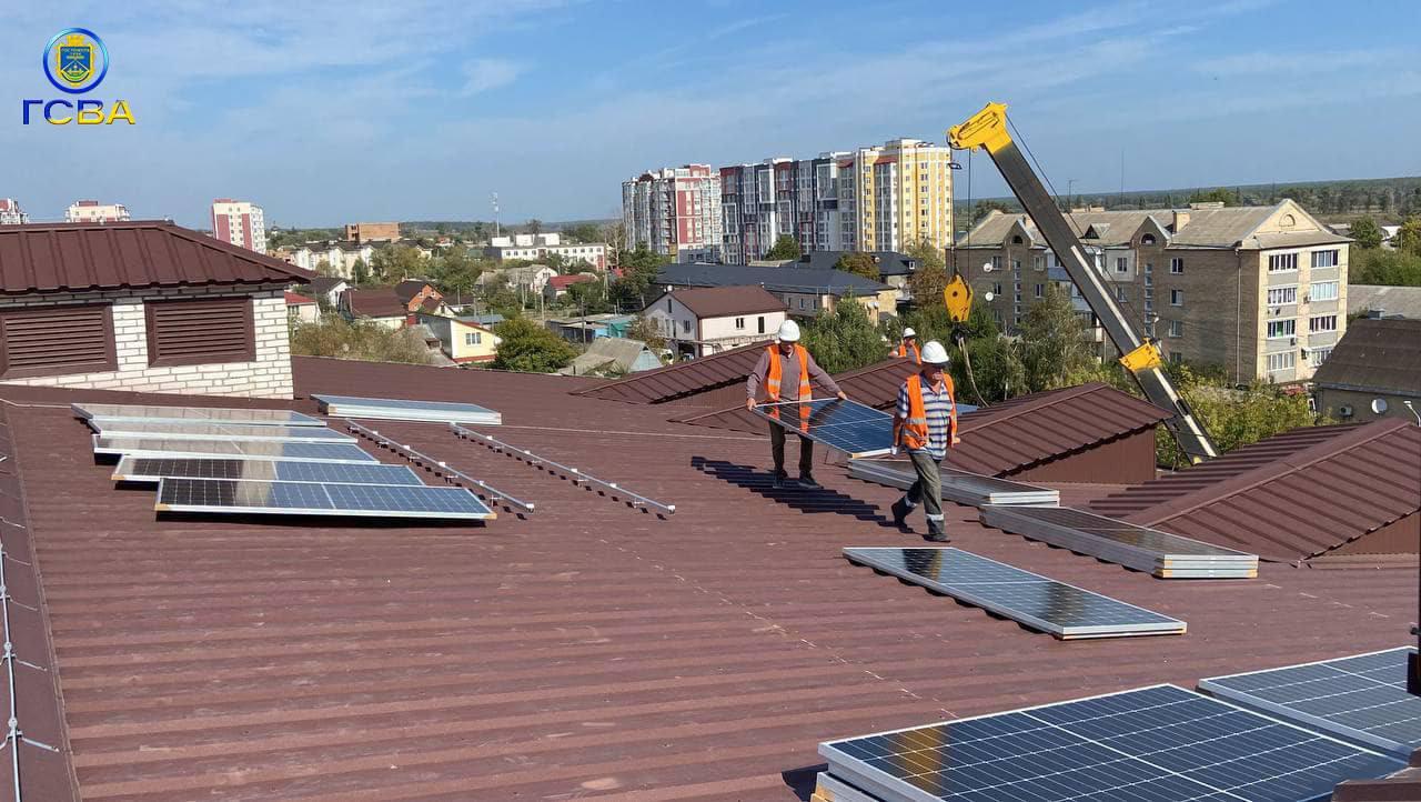 У Гостомелі монтують сонячну електростанцію на даху ліцею
