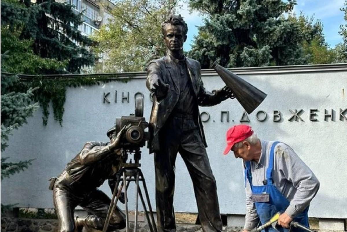 У Києві встановлюють пам’ятник режисеру Олександру Довженку – скоро відкриття