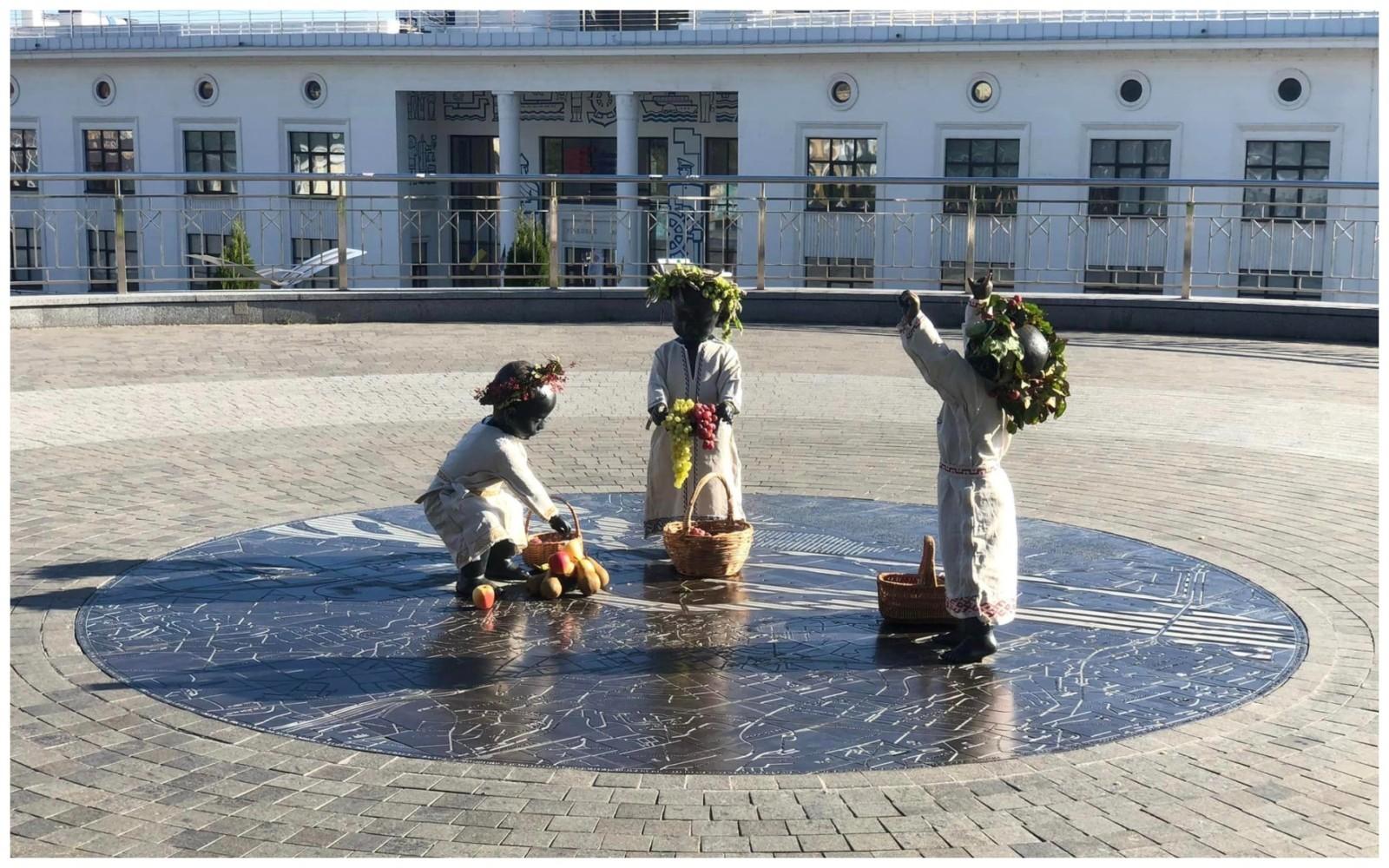 Малюки на Поштовій смакують виноград та яблука