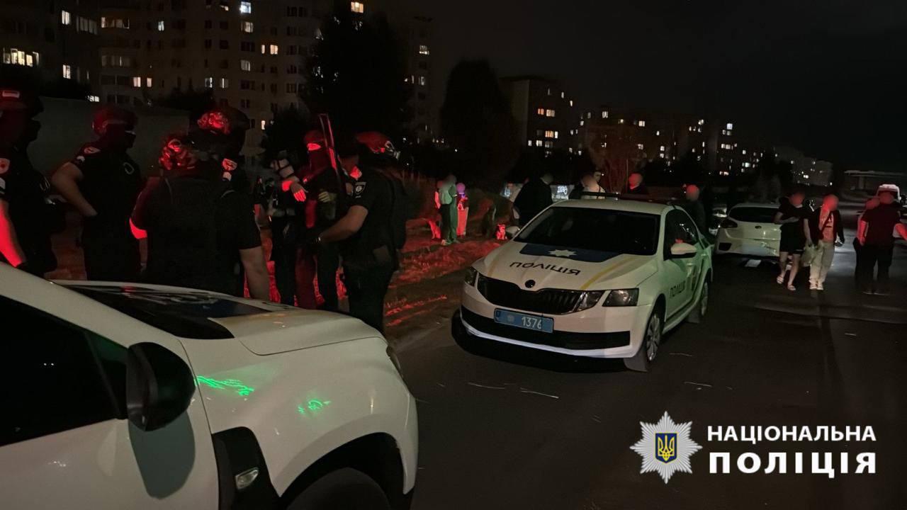 За бійку біля ресторану в Софіївській Борщагівці затримано шістьох осіб – поліцейські застосовували зброю
