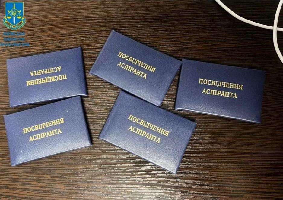 Не ухилянт, а аспірант: працівники навчального закладу на Київщині “відкосили” від армії пів сотні чоловіків