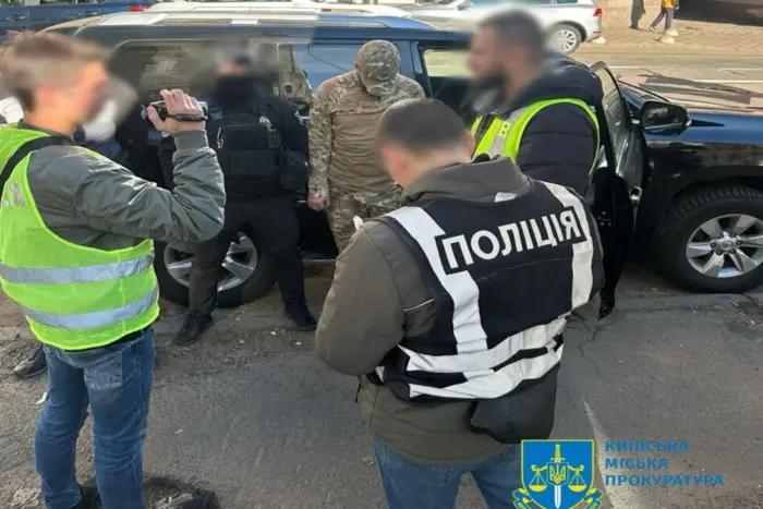У Києві розкрили масштабну схему збуту наркотиків: кур’єр у військовій формі потрапив до рук поліції