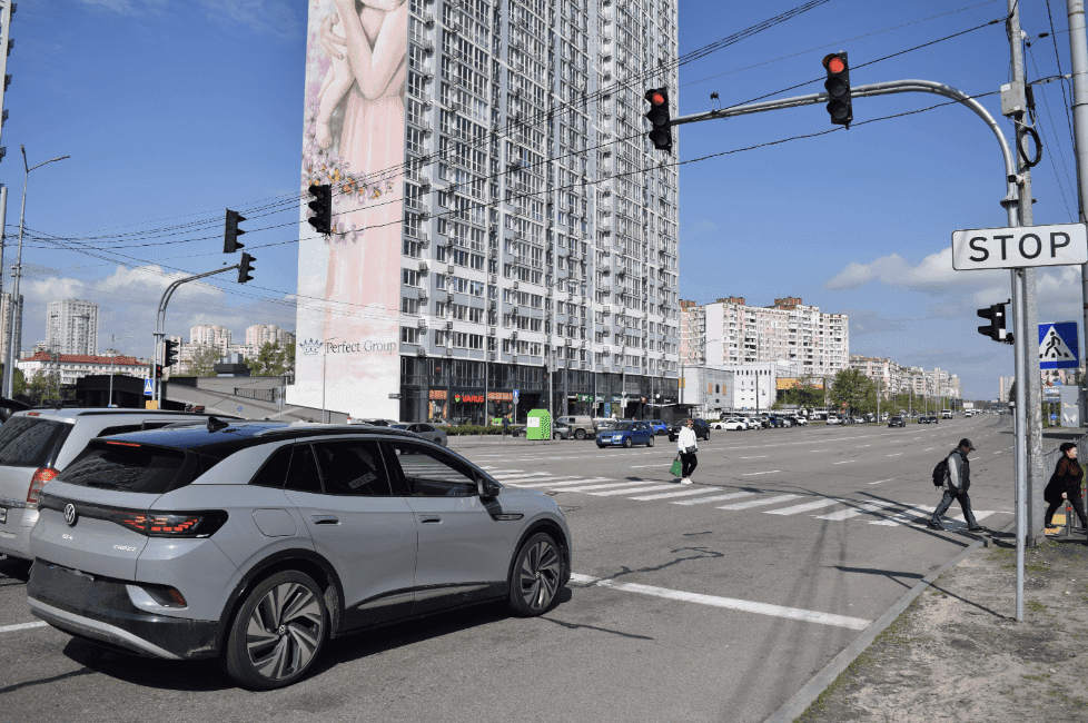 З початку року у Києві зробили безбарʼєрними 32 світлофори