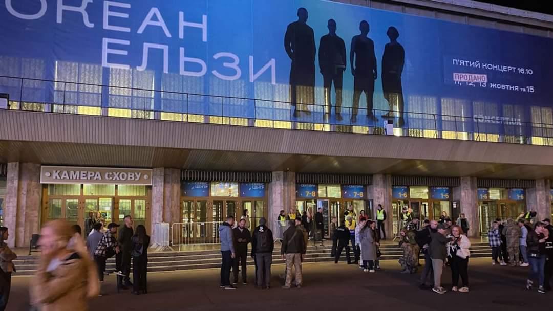 Несподівано: після ювілейного концерту “Океану Ельзи” півсотні людей з ТЦК чатували глядачів