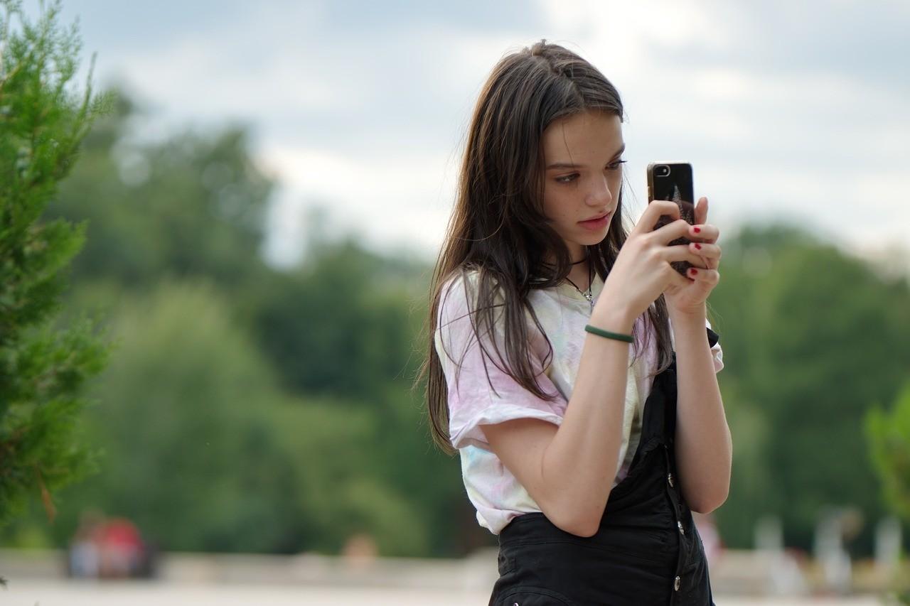 ВООЗ заявила про небезпеку від смартфонів для молоді