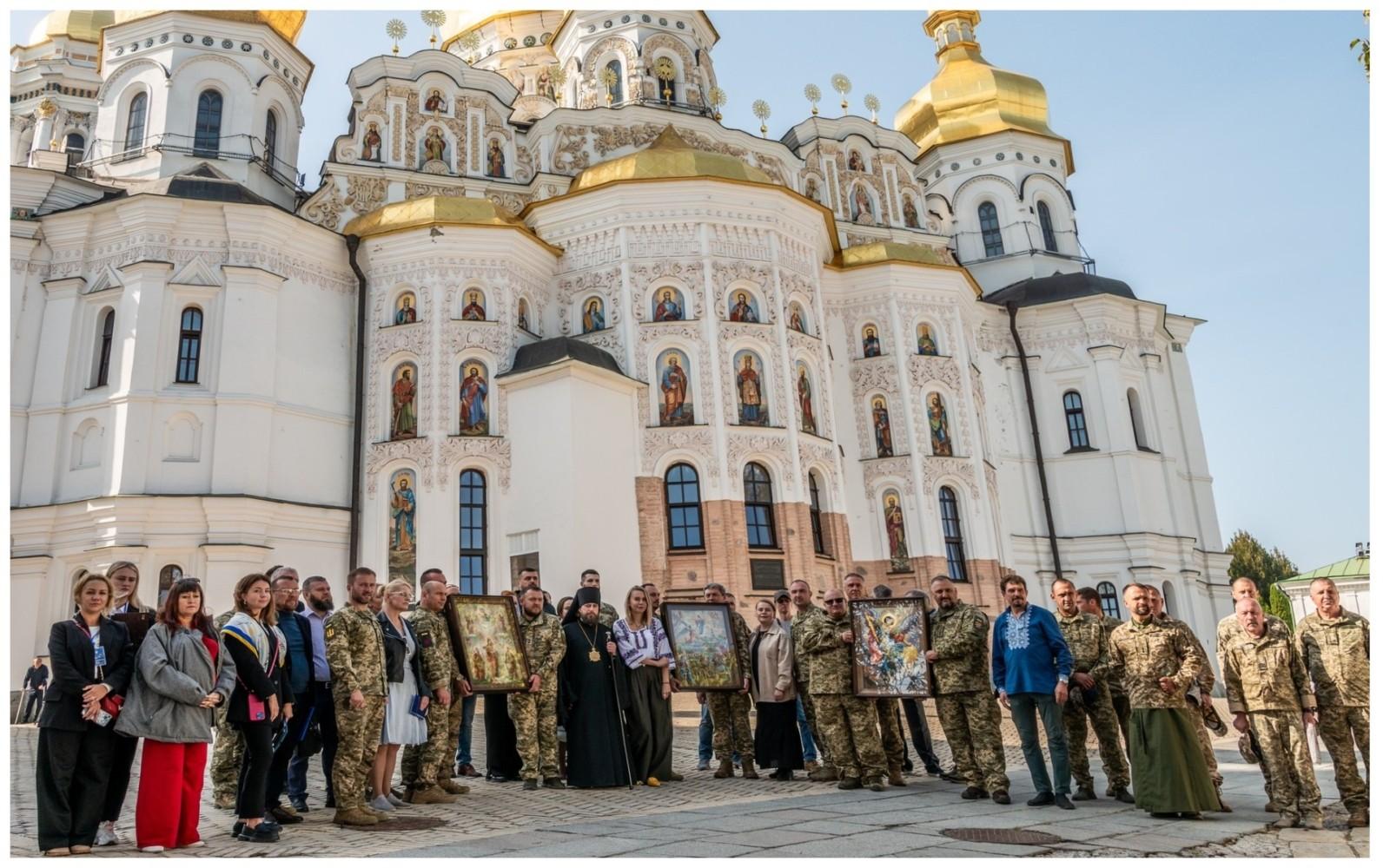 У Лаврі відроджують традицію військової ікони: три ікони передали трьом військовим бригадам ЗСУ