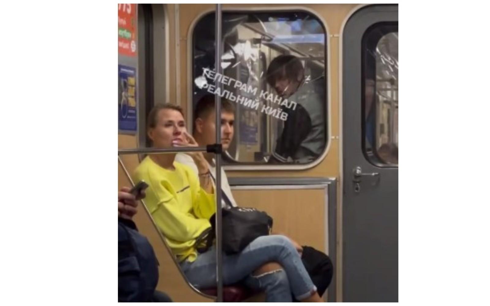 На станції метро Деміївська людина ходить між вагонами метро (відео)