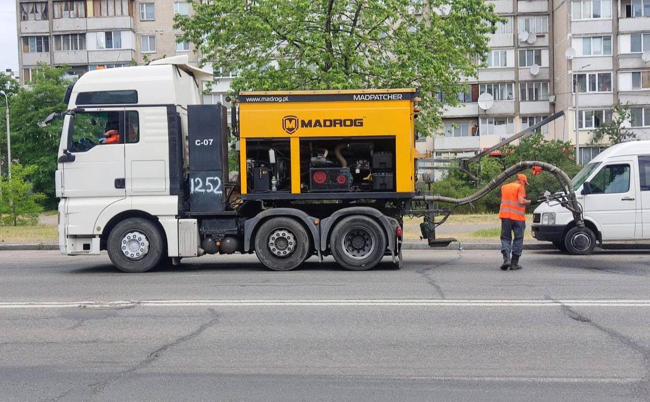 Обіцяють міць: понад сотню тисяч квадратів автошляхів Києва лагодять новітнім методом