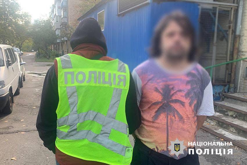 У столиці затримали чоловіка, який принижував загиблих військових