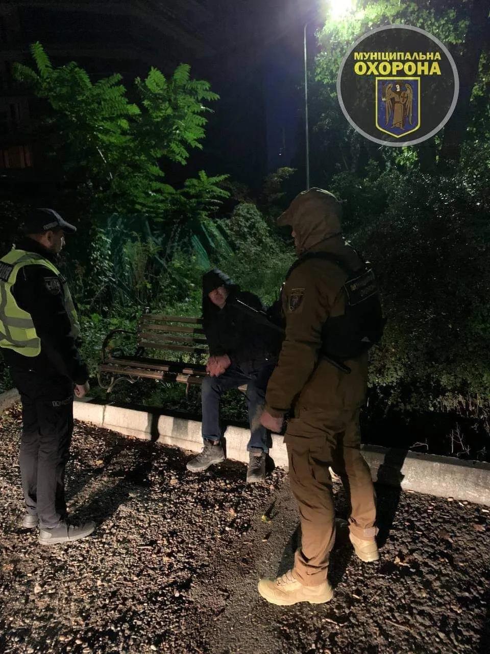 У Києві затримали нападника на охорону лікарні, який обікрав автомобіль медика