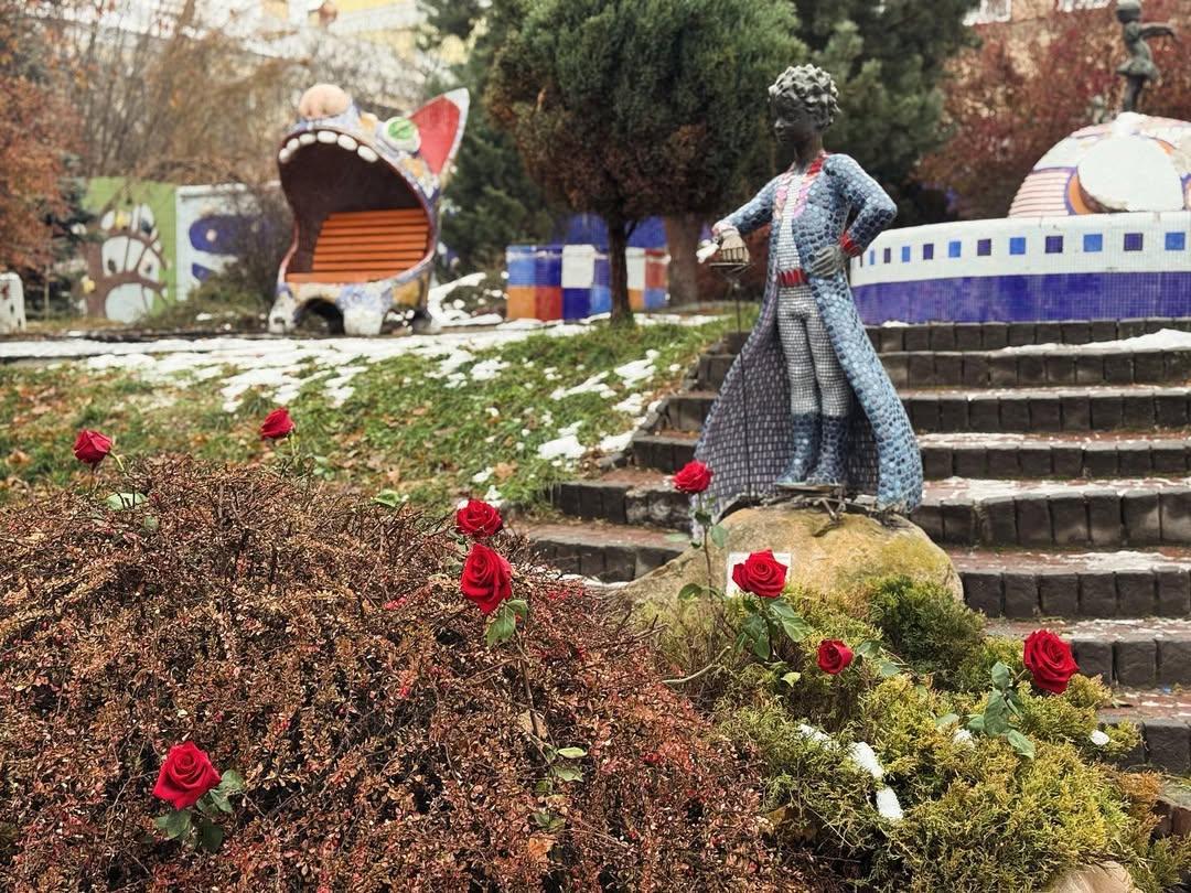 Маленький принц повернувся на Пейзажну алею з протезом замість зламаної вандалами руки