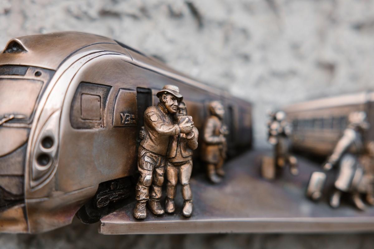 На залізничному вокзалі встановили міні-скульптуру, що символізує повернення після війни