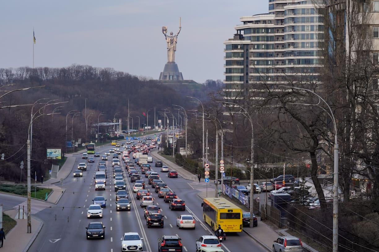 Мешканці лівого берега Києва вимагають вирішення проблеми транспортного колапсу під час тривог