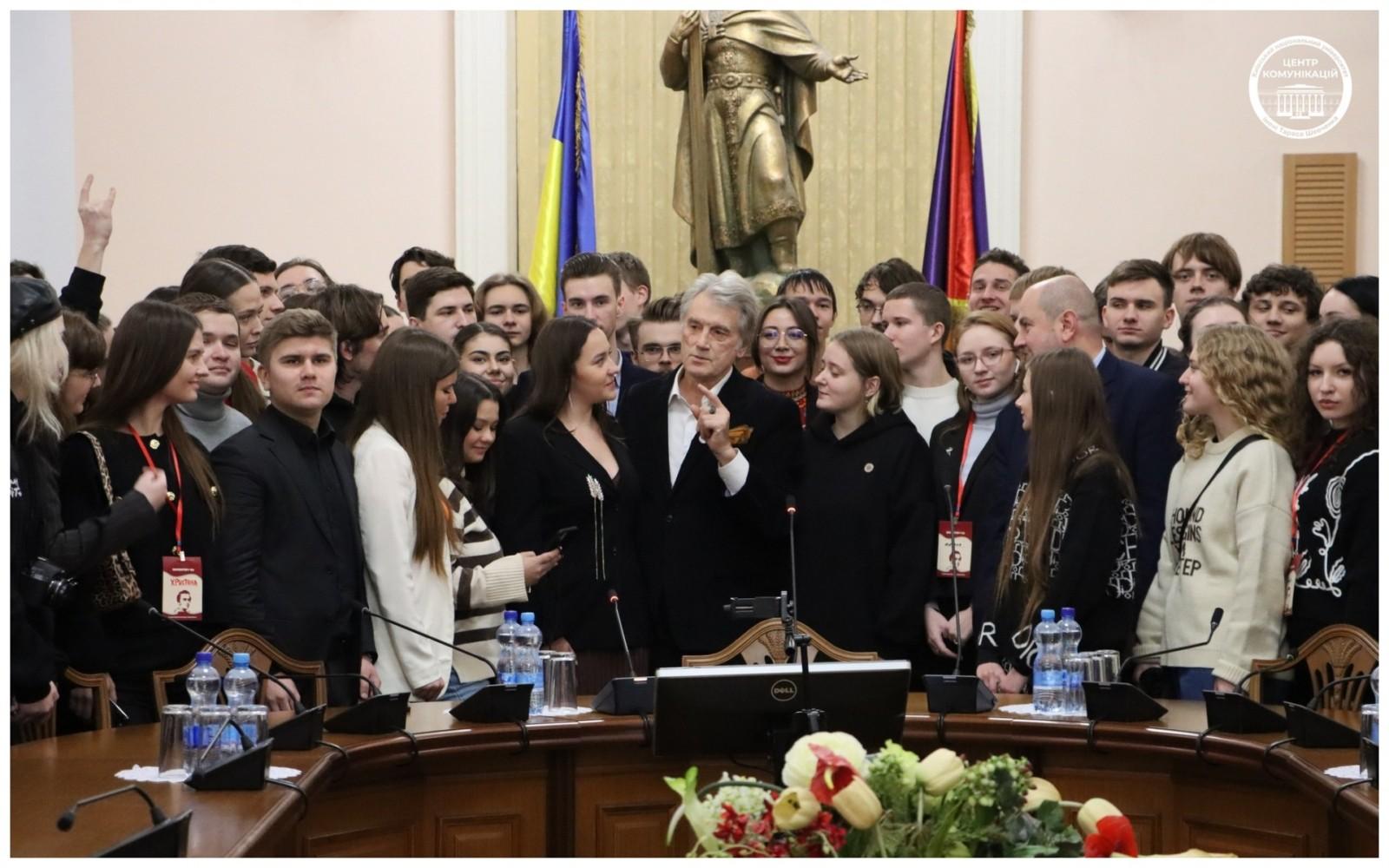 Ющенко зустрівся зі студентами Шевченка, а ті подарували йому мед