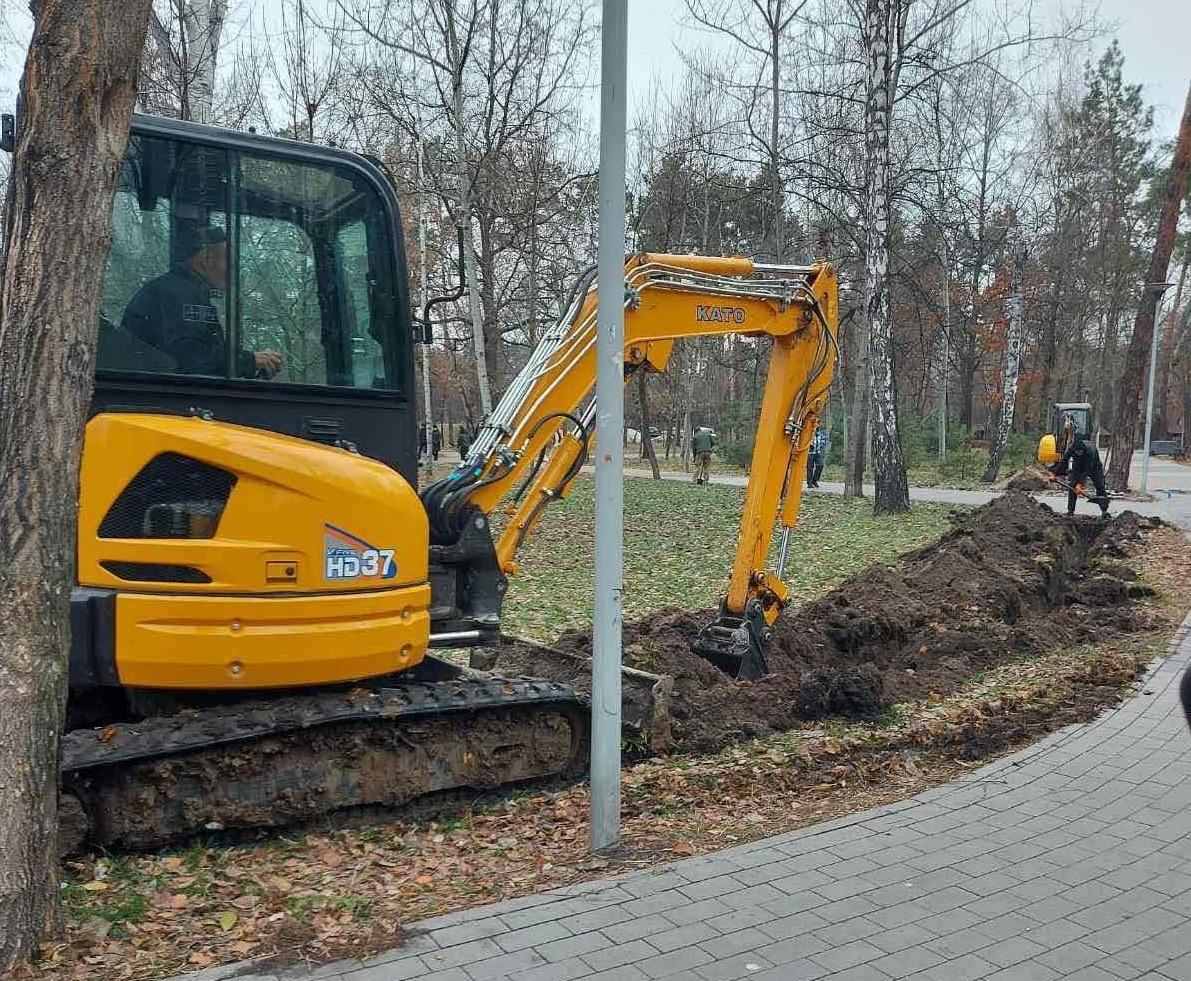 Що робить будівельна техніка у парку “Перемога” – пояснення комунальників