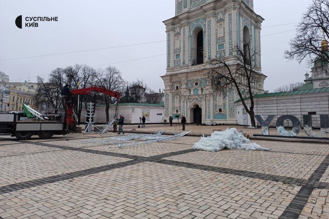 У Києві почали встановлювати головну ялинку країни