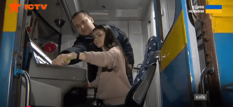 Перша жінка завершує курси машиністів метро у Києві