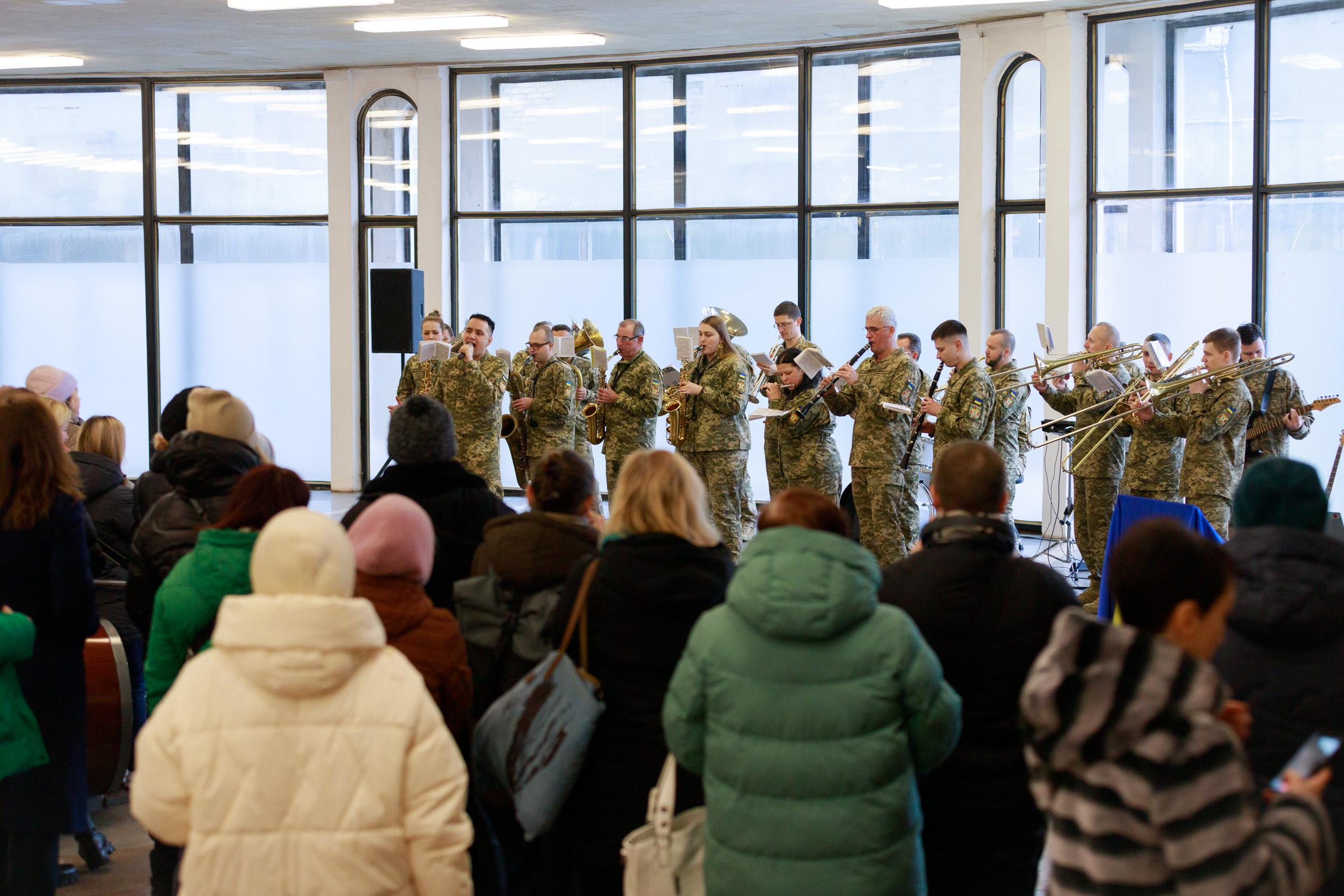 У столичній підземці лунали українські мелодії у виконанні військового оркестру