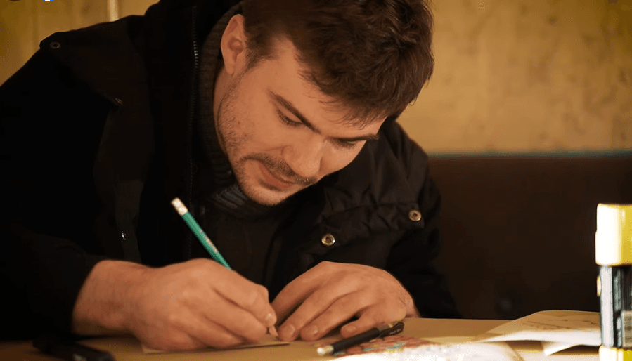 Актори Театру на Лівому березі своїми руками створюють валентинки для благодійного ярмарку