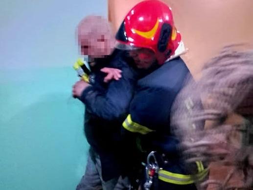 Пролетів 5 поверхів і вхопився за трос: у Києві врятували чоловіка, що впав у шахту ліфта
