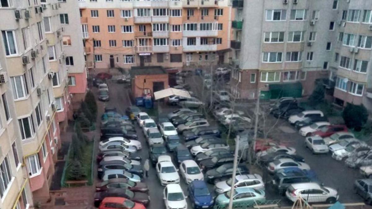 Паркування машин у дворі багатоповерхівки